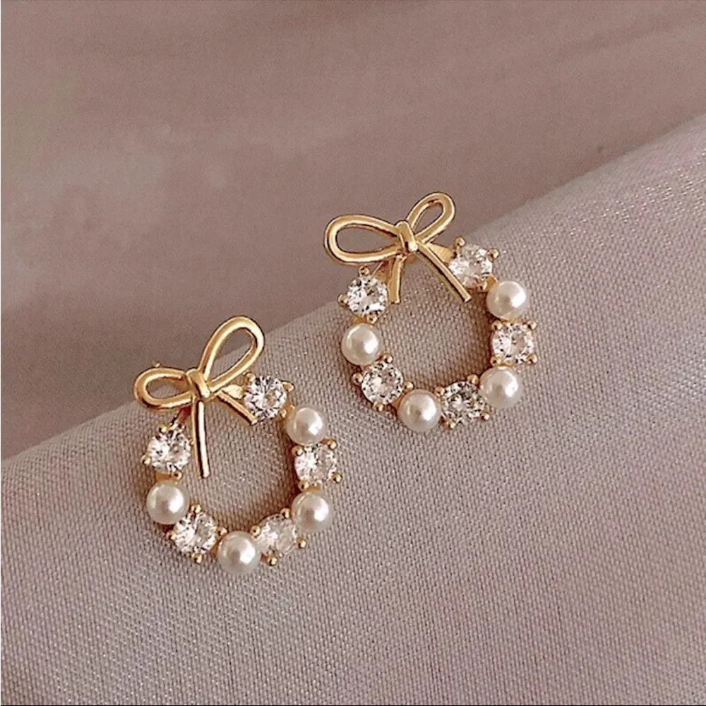 Pearly Diamond Wreath Floral Mini Delicate 925 Sterling Silver Gold Stud Earring - Picture 1 of 5